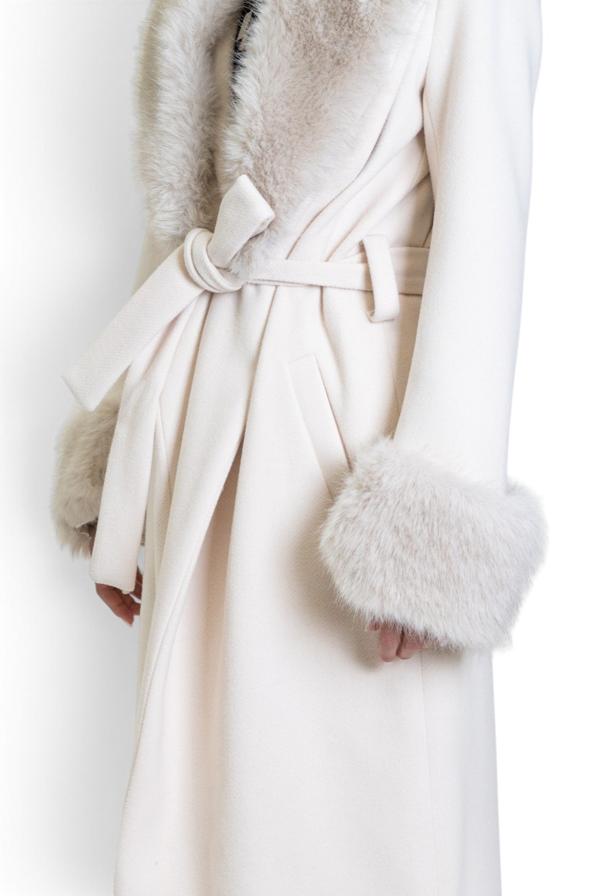 CAPPOTTO VESTAGLIA CON DETTAGLI IN ECO-VISONE